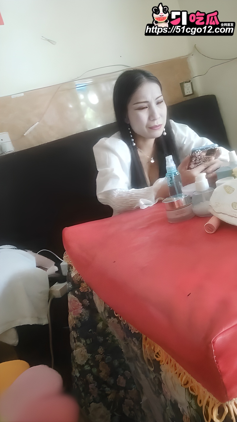 城中村暗巷偷拍 丰满熟女 热情奔放主动献湿穴求操 即兴快干泄欲 越干越上瘾！