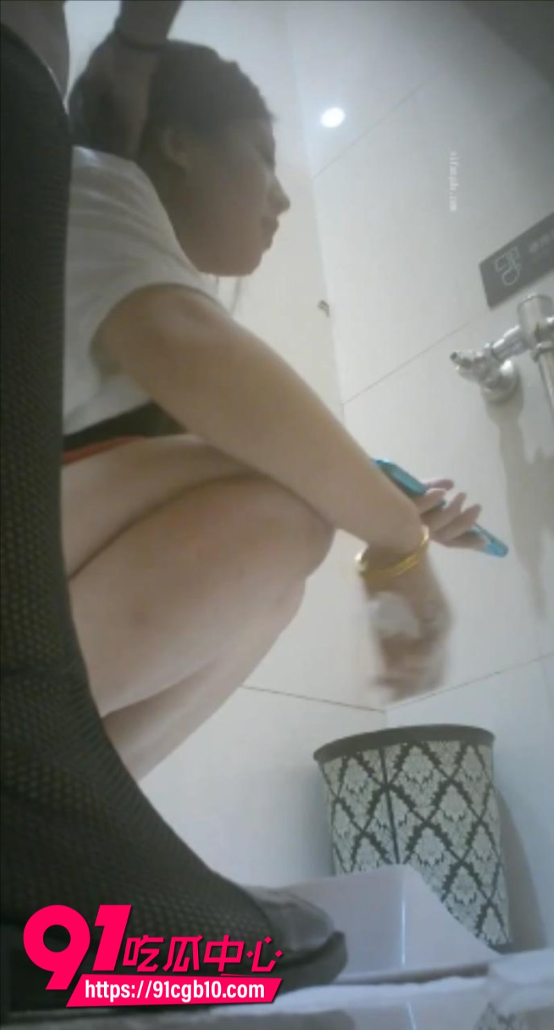 针孔摄像头偷拍公共女厕所4