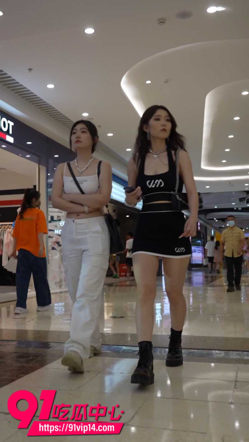 抄底大神在商场尾随长腿美女极限偷拍 美女丝毫没有察觉 自己下体内裤全被曝光