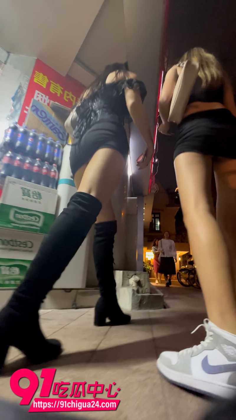 抄底大神自来眼街头尾随乌克兰美女极限偷拍4