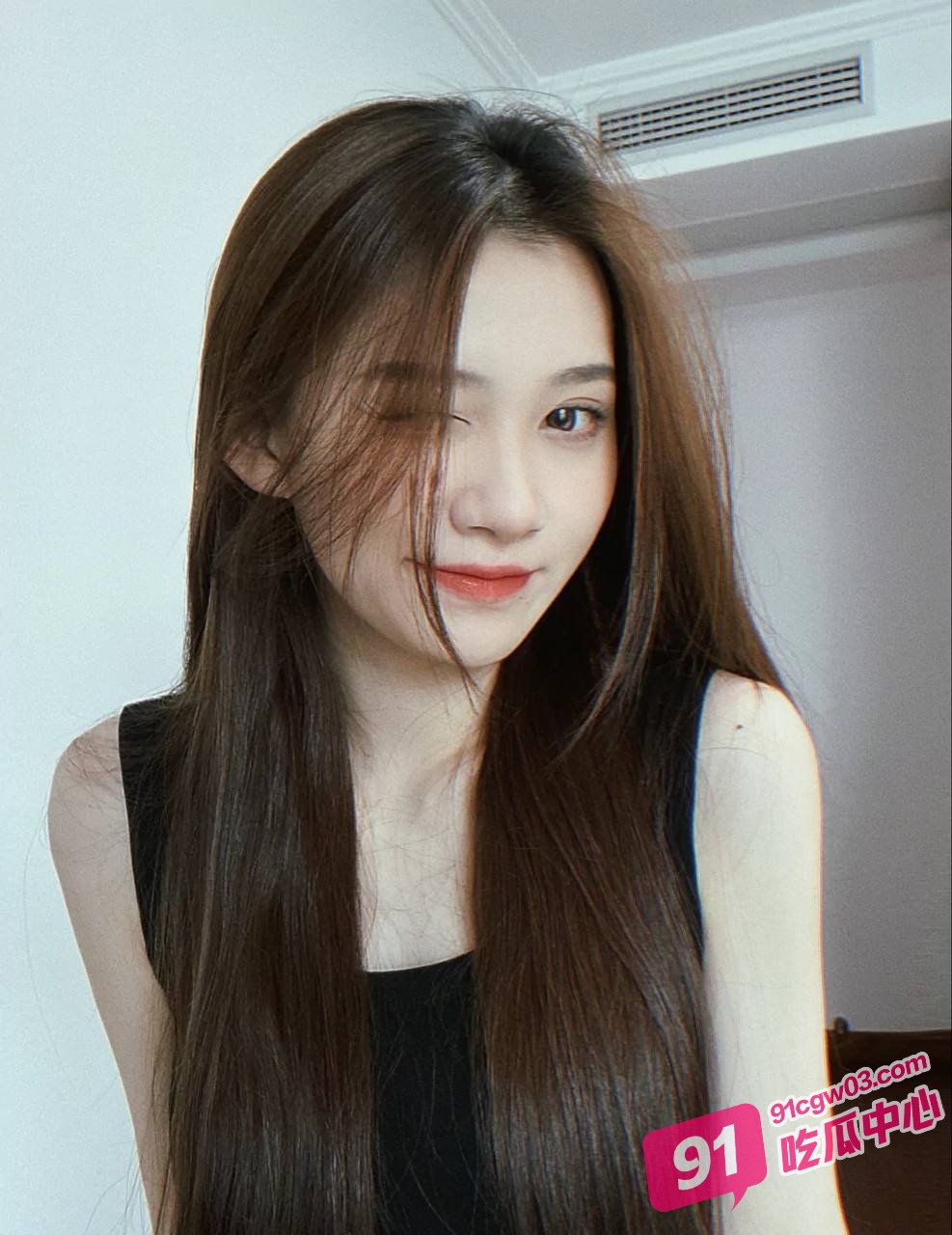 真实换妻现场！新手夫妇初次羞涩换妻 二男二女在大床房上激情同步开操！ 配图5