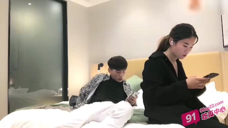 趁兄弟不在把小女友约到酒店 压在床上干一宿 快点儿 我老公快回来了 配图2