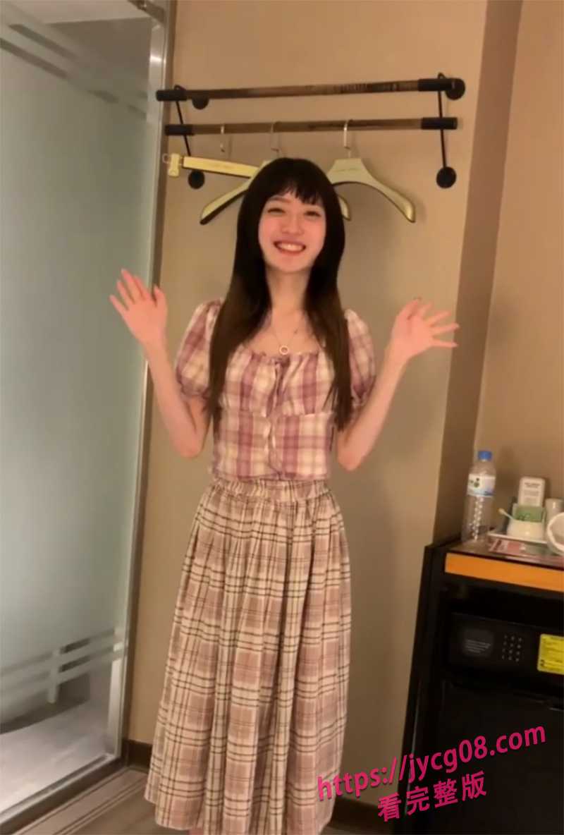 水蛇腰学生妹与金主私密互动曝光！甜美外表下的放纵真相
