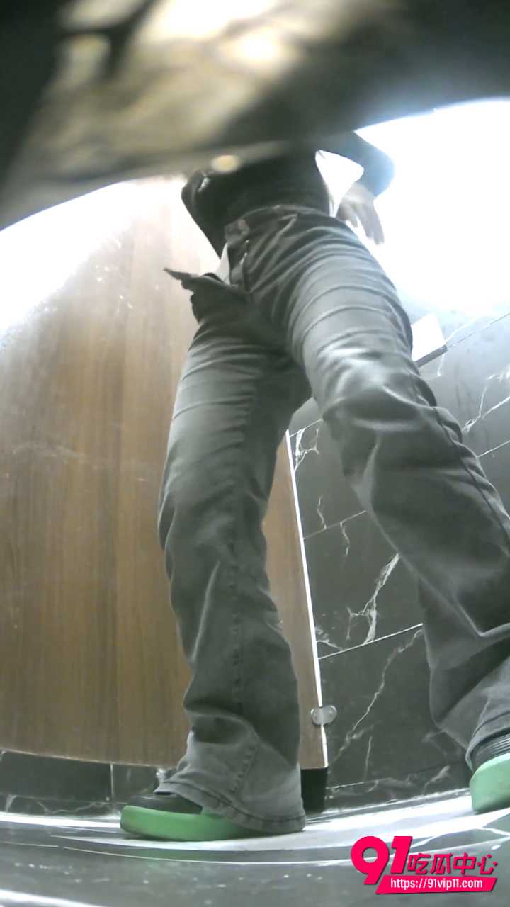 酒吧女厕全景偷拍1 酒吧女厕全景偷拍1