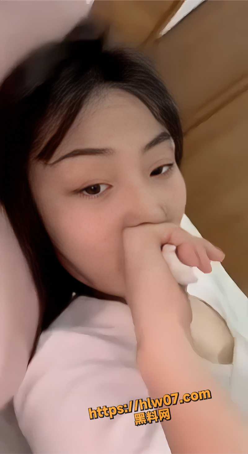 湖北襄阳一清纯小骚货在交往两个月后就上了床 刚开始的娇羞矜持到后面的主动求内射！