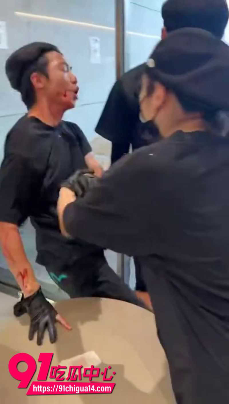 奶茶店小哥暴打中年大叔现场血流成河11 奶茶店小哥暴打中年大叔现场血流成河11