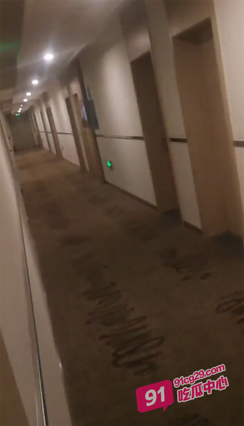 一对活宝情侣 酒店光着身子在走廊就操起来了 刺激感拉满！ 配图4