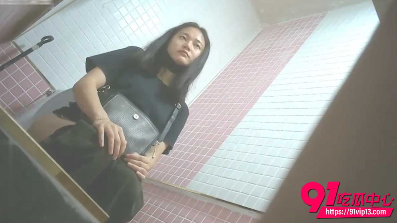 快餐店公共女厕真实偷拍多位学生妹小姐姐方便 尿完不像是擦逼倒像是自摸