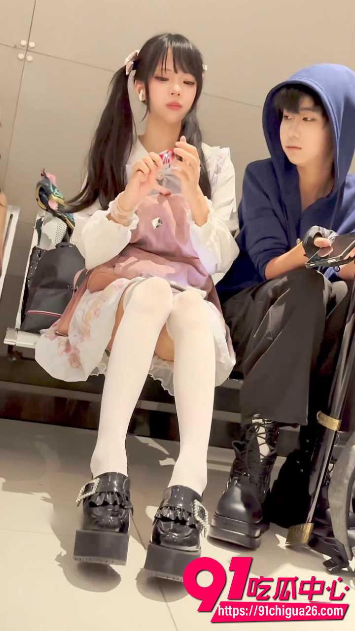 高颜值美女短裙白丝内裤走光3