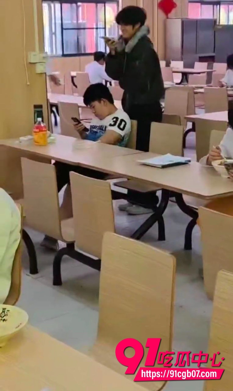 现在学生这么饥渴？直接在食堂打飞机8