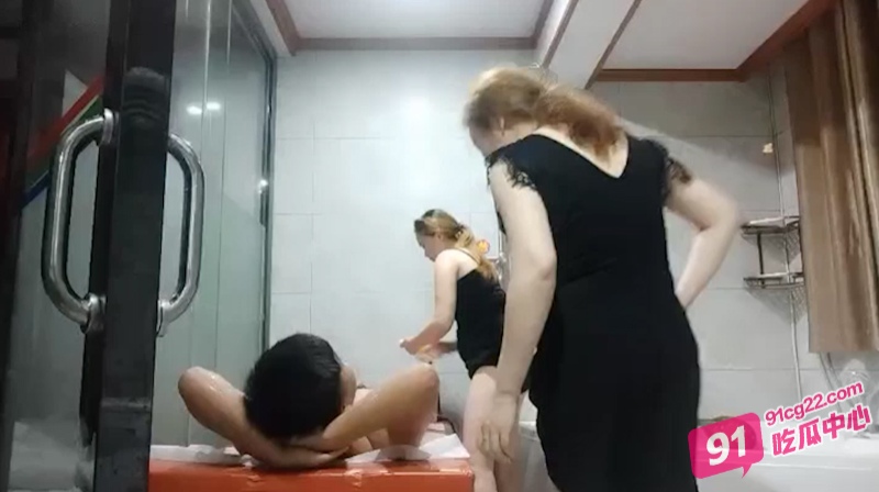 按摩店玩双飞？碰上老鸟带新人教学吃鸡加奶推！ 配图