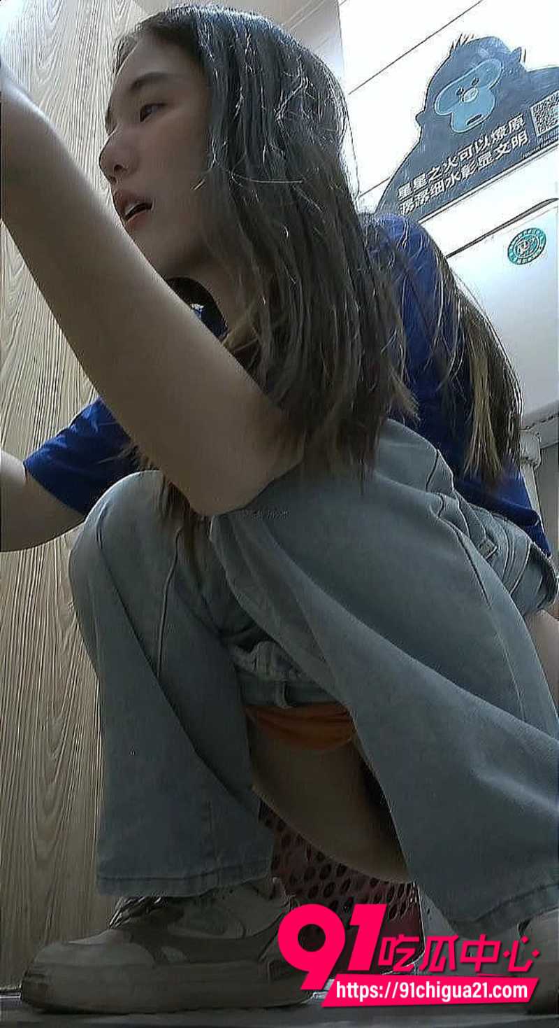 国产美女厕所偷拍6