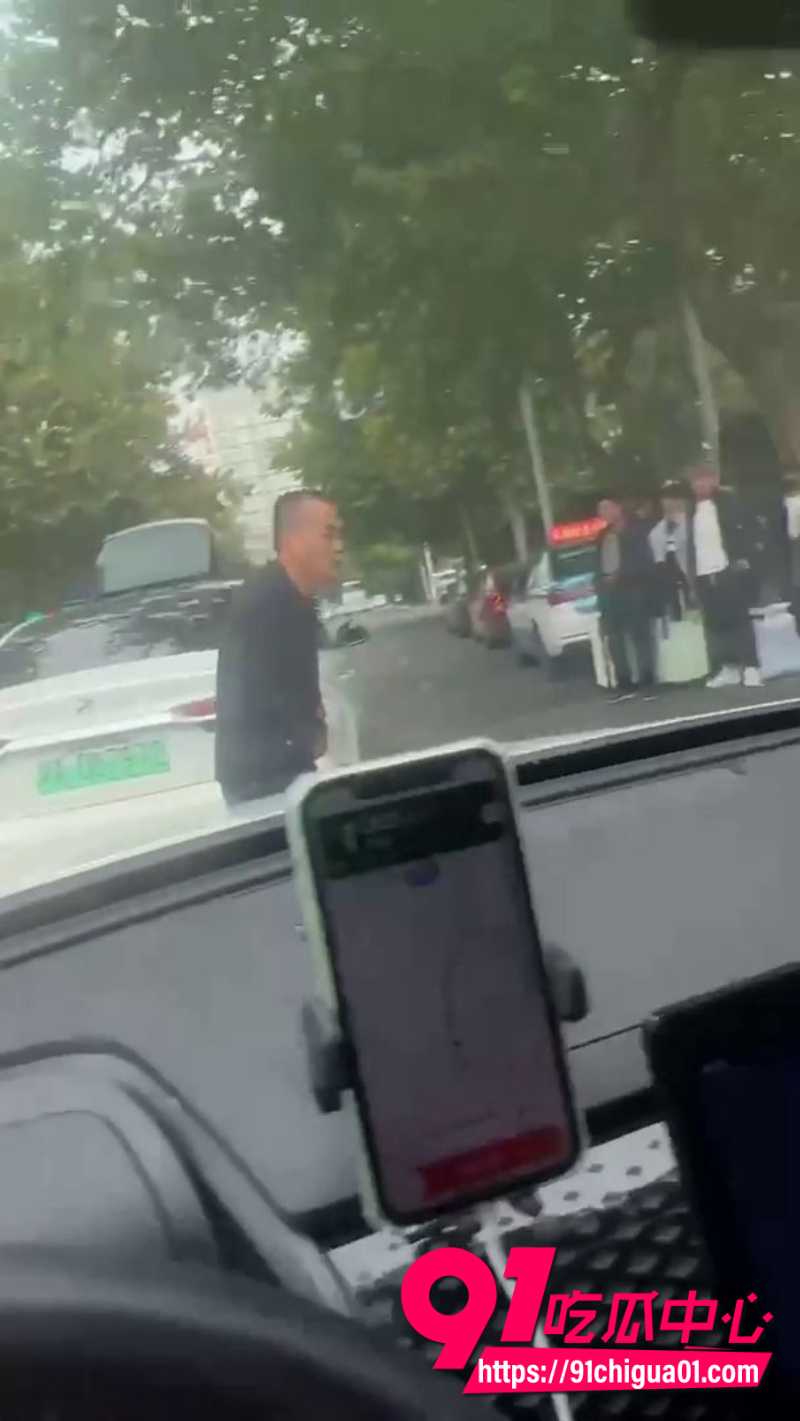 路怒症街头打架白鞋男子5