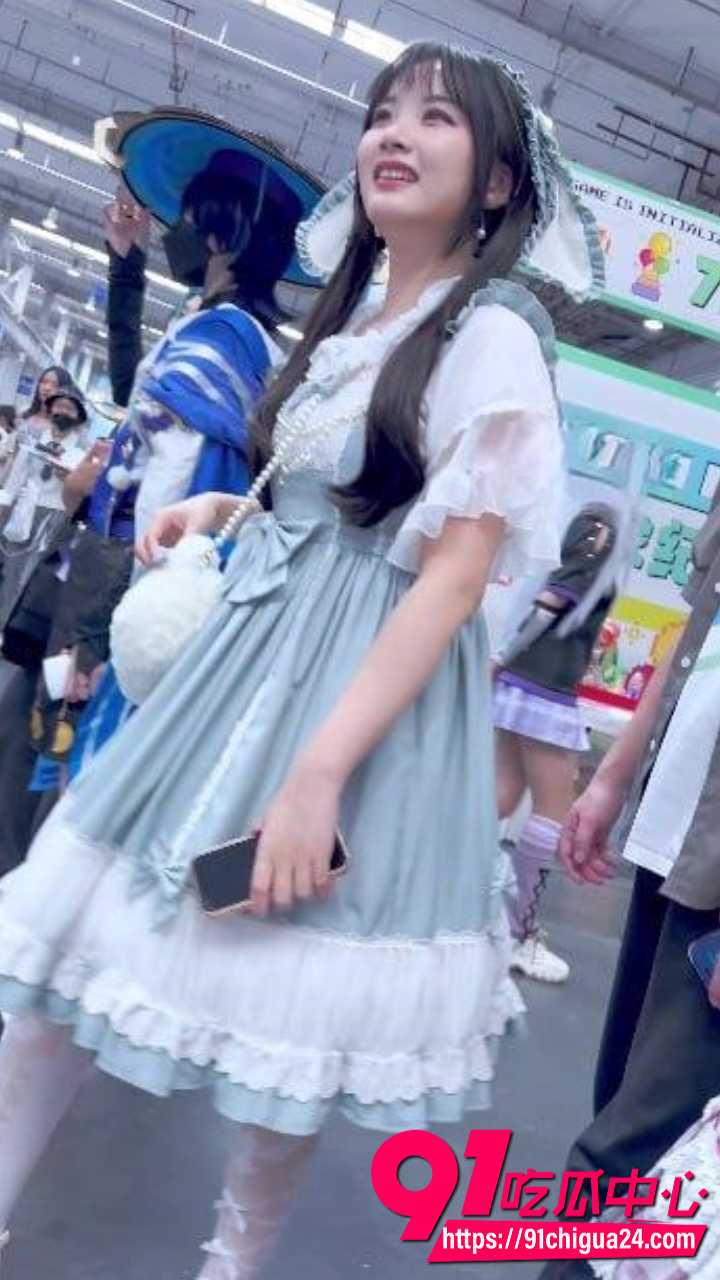 KFC抄底大耳狗洛丽塔学妹 透明白内裤抬裙露出黑森林 各种羞耻姿势私密照大放送