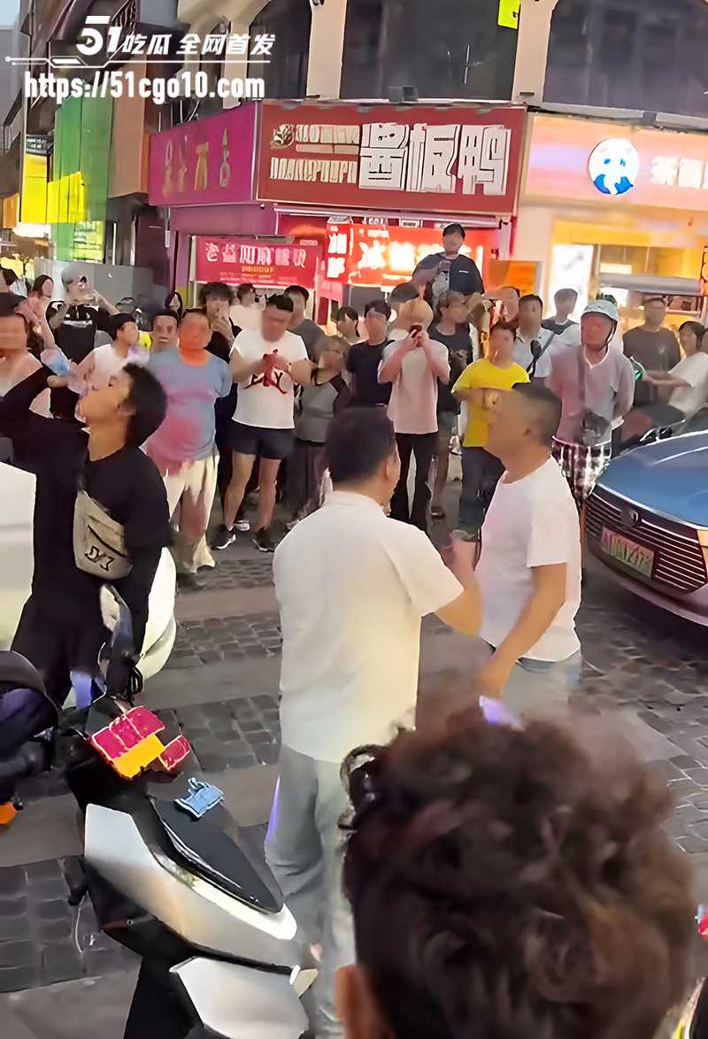 两男子当街吵架吐口水 1 拷贝 两男子当街吵架吐口水 1 拷贝