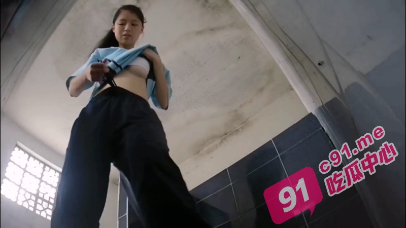 厕拍推荐～学校女神系列之极品学生妹