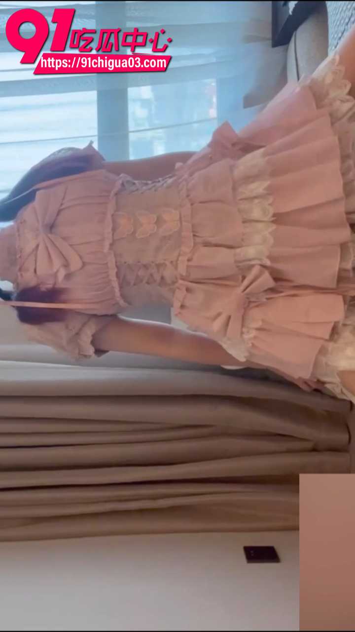 小萝莉被啤酒肚拉住双马尾后入暴力抽插小嫩穴6