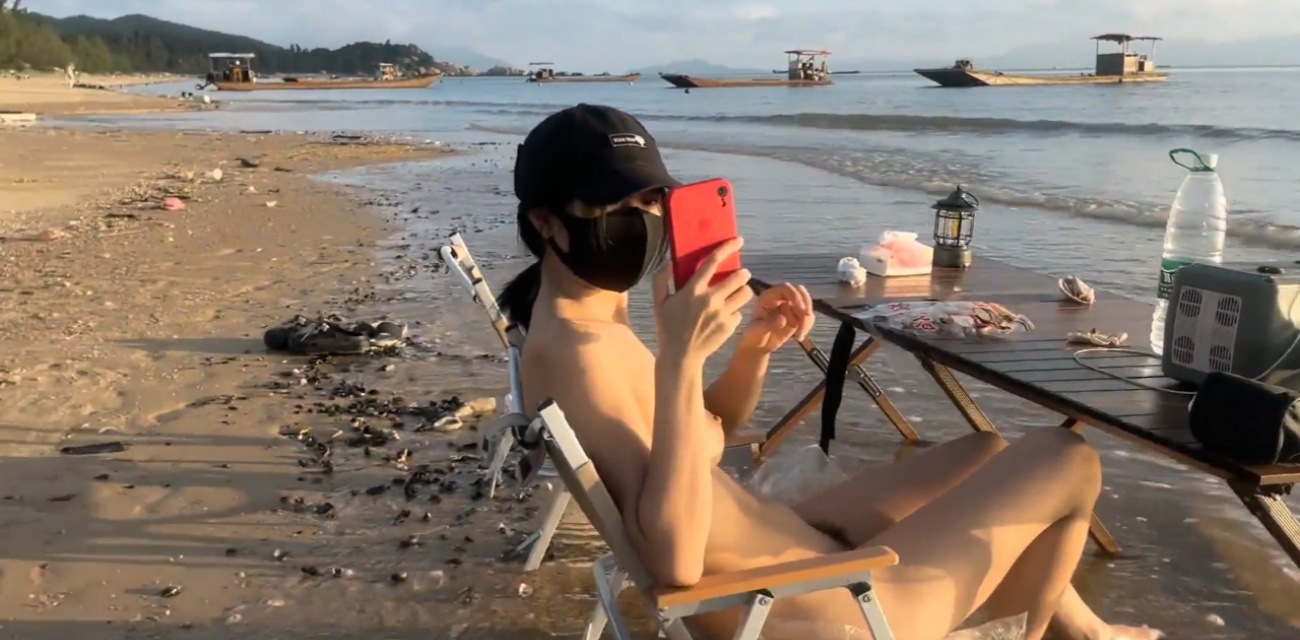 户外露出博主cikaimoon和闺蜜全裸沙滩野餐 海浪中玩耍丰乳翘臀阳光下完全暴露