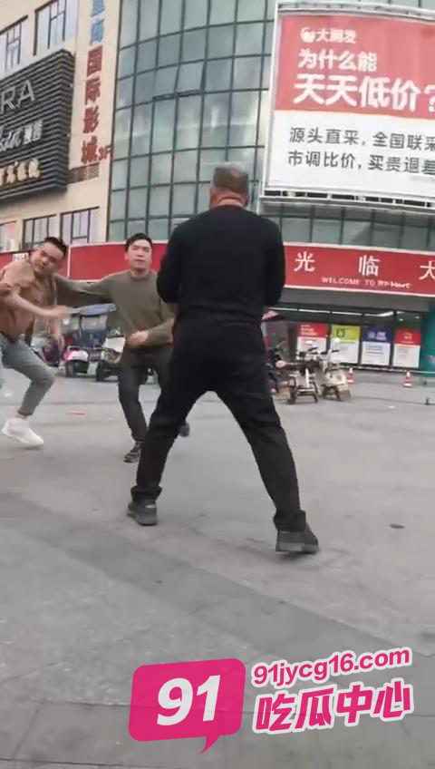 浙江绍兴大润发无差别伤人事件！围观群众：谁离他近就砍谁！ 配图2